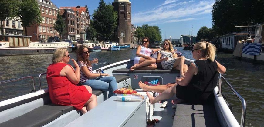 sloep simon met dames op de amsterdamse grachten